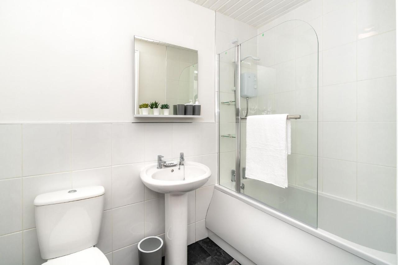 Cosy Retreat - Charming 2-Bed Apartment Greenock Buitenkant foto