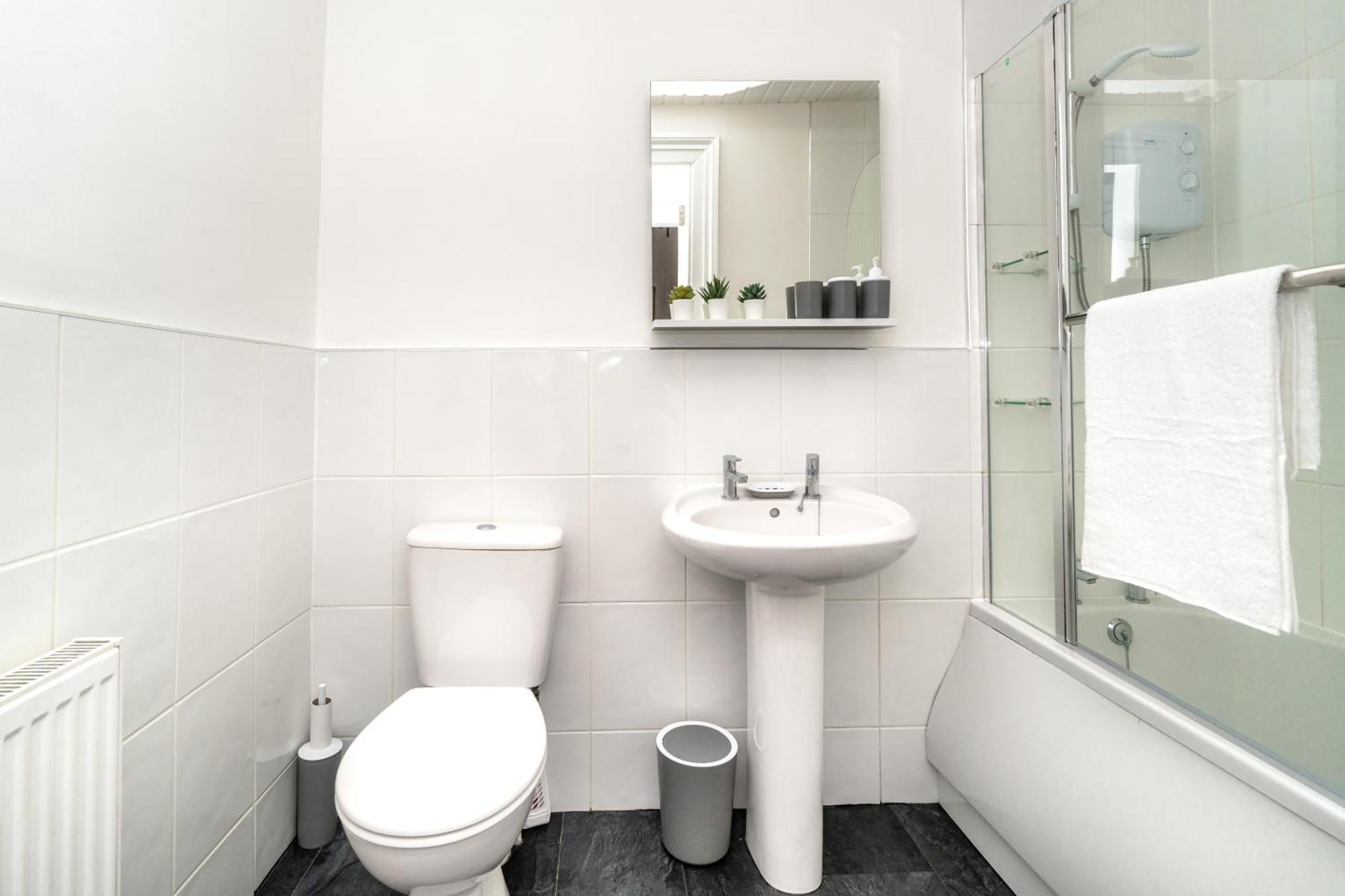 Cosy Retreat - Charming 2-Bed Apartment Greenock Buitenkant foto