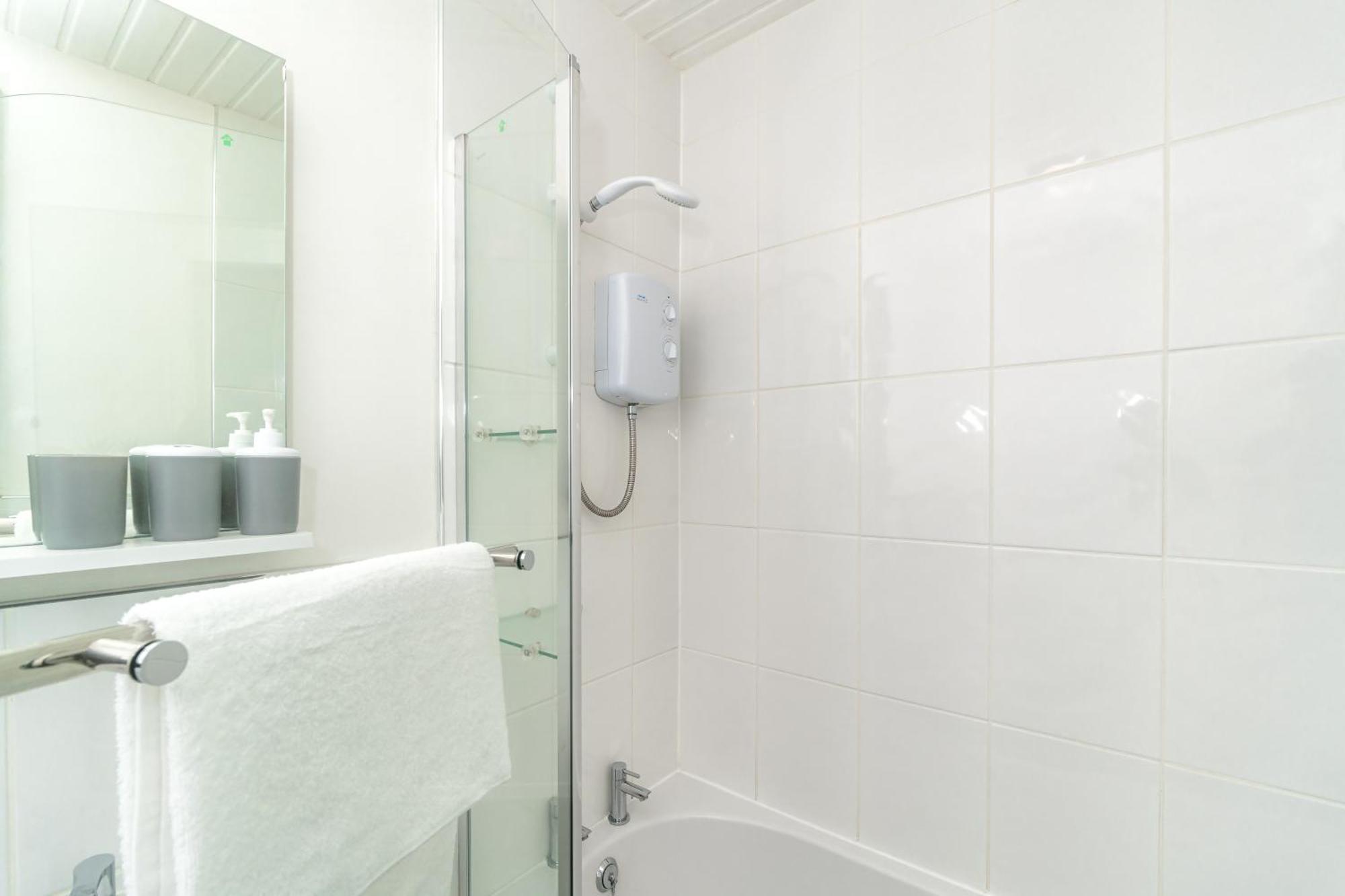 Cosy Retreat - Charming 2-Bed Apartment Greenock Buitenkant foto