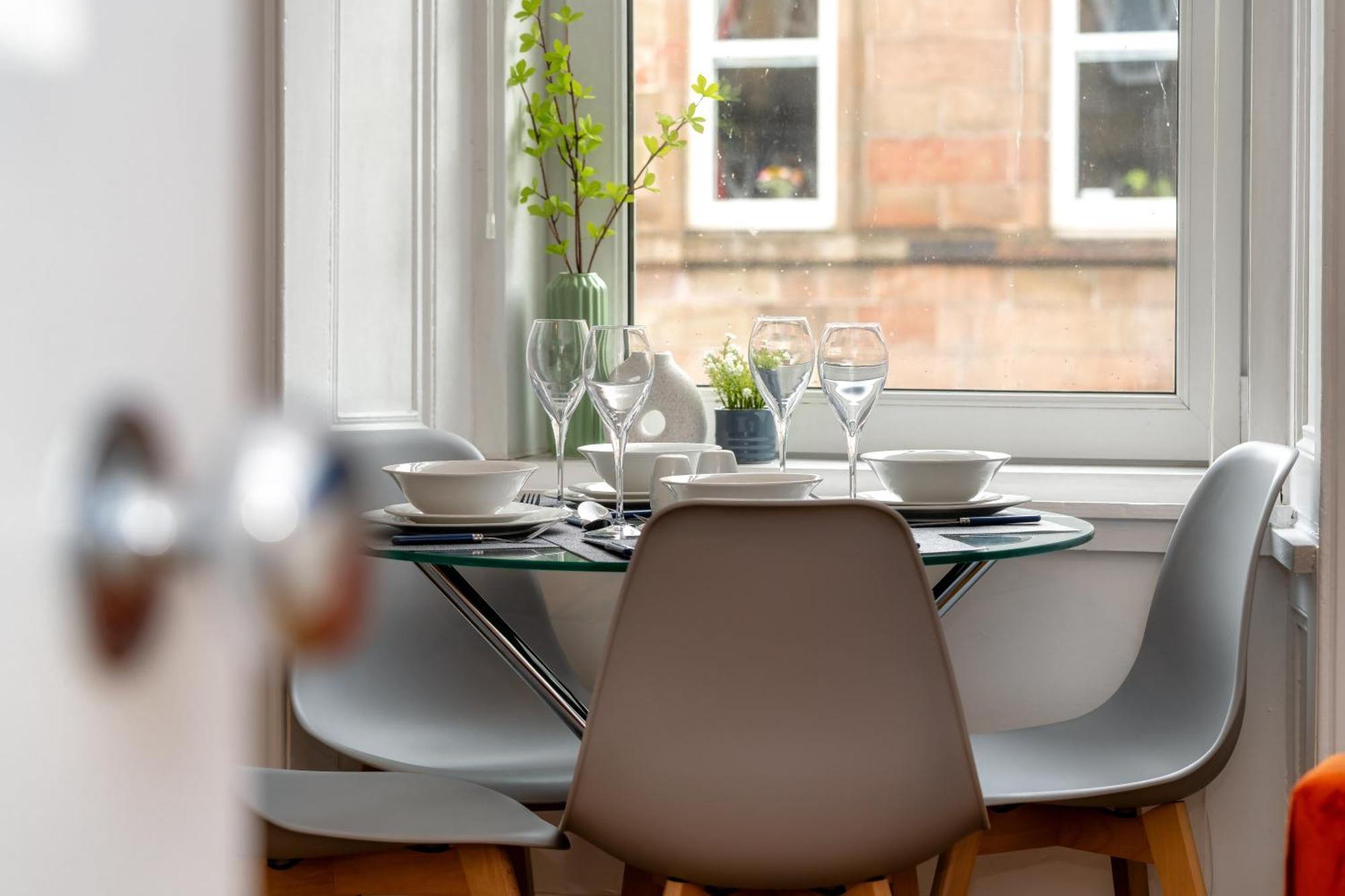 Cosy Retreat - Charming 2-Bed Apartment Greenock Buitenkant foto