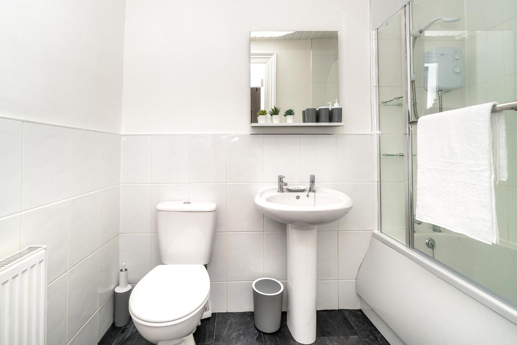 Cosy Retreat - Charming 2-Bed Apartment Greenock Buitenkant foto