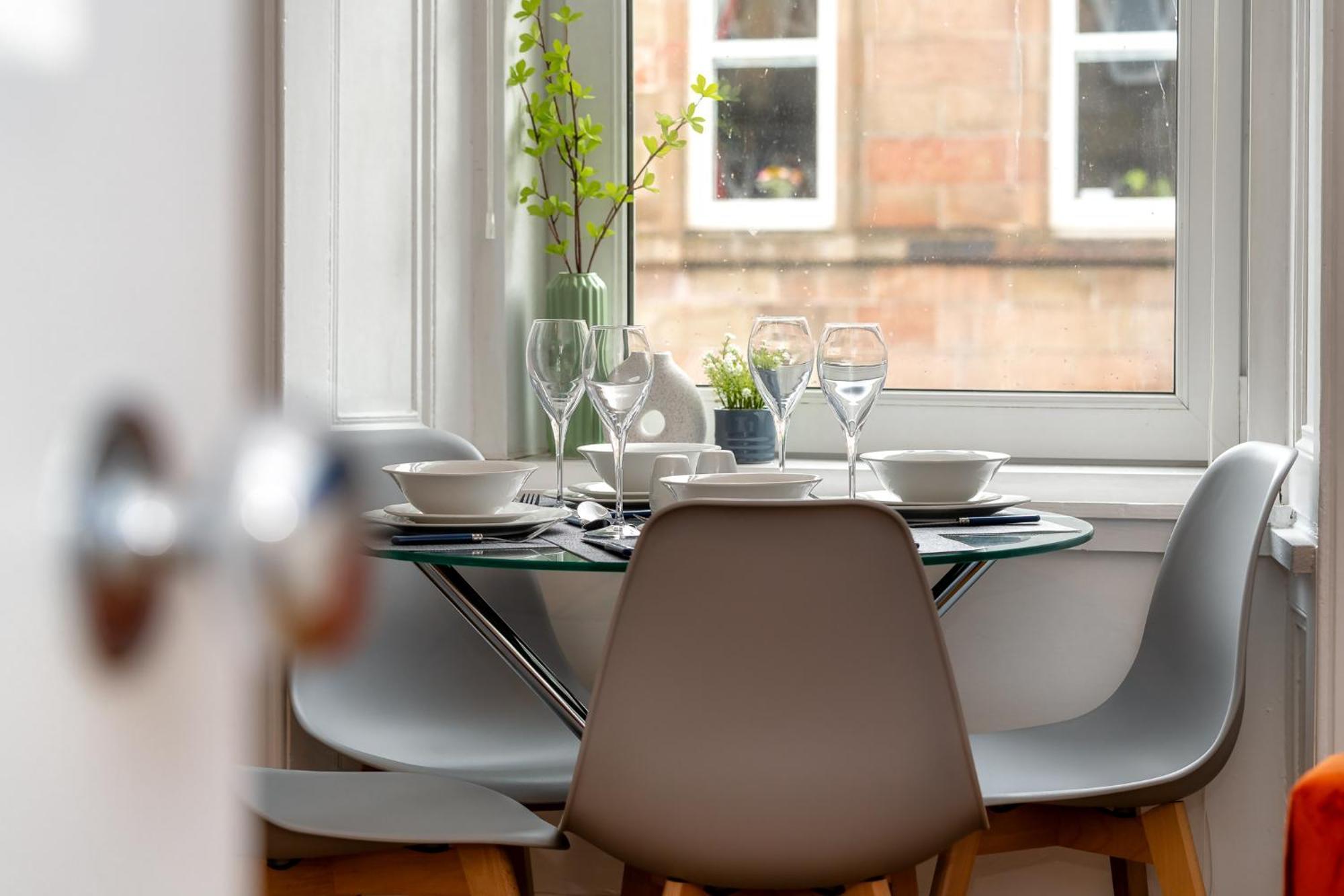 Cosy Retreat - Charming 2-Bed Apartment Greenock Buitenkant foto