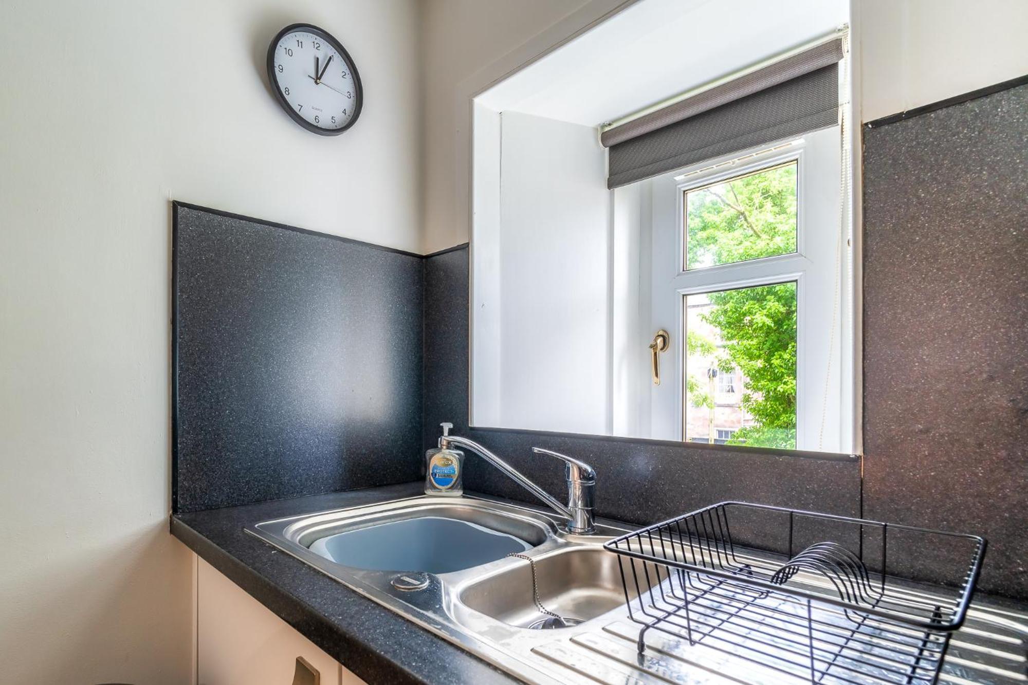 Cosy Retreat - Charming 2-Bed Apartment Greenock Buitenkant foto